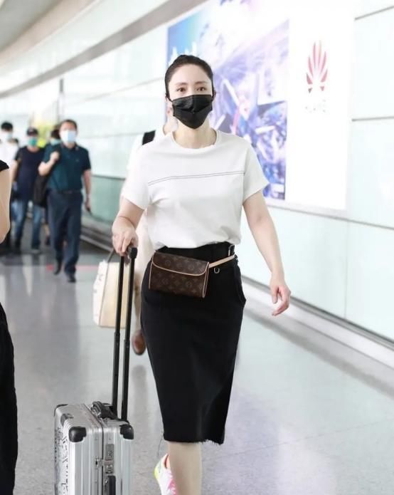 黑白|董璇私下穿搭挺随性,一身黑白组合装简洁清爽,这状态真是没得说