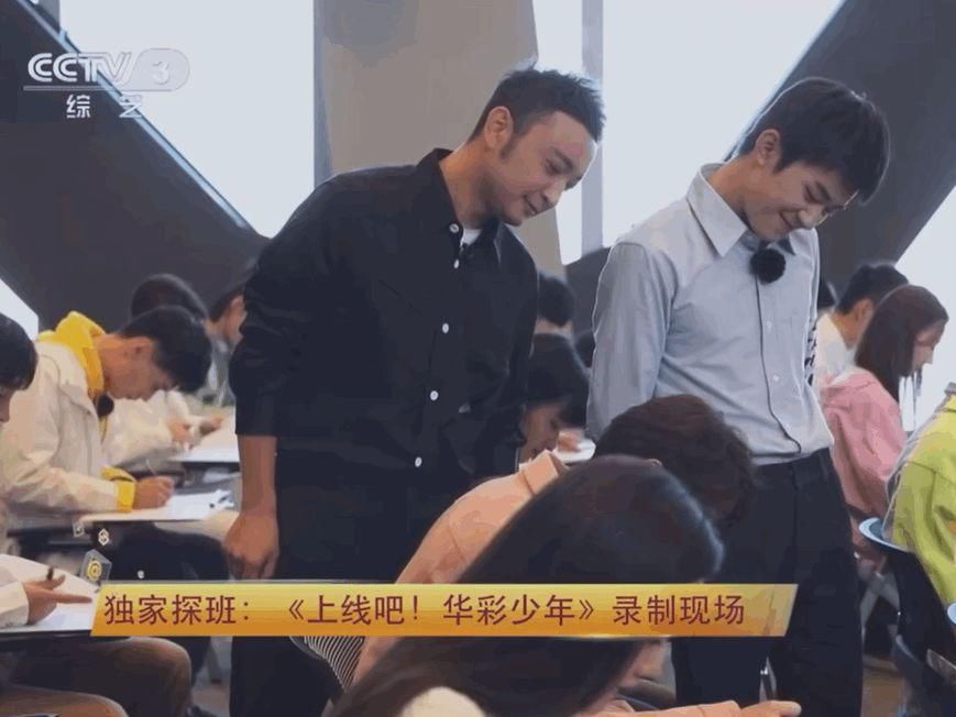  体态|易烊千玺央视镜头下曝缺陷？驼背圆肩体态差，与主持人差别大