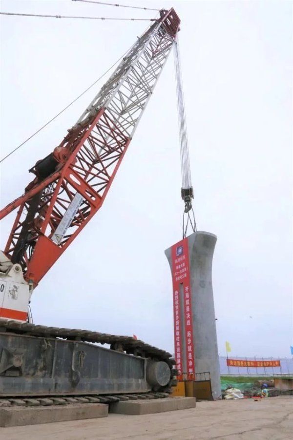 墩柱|【交通】两港大道快速化工程重要节点：北段首根墩柱拼装成功