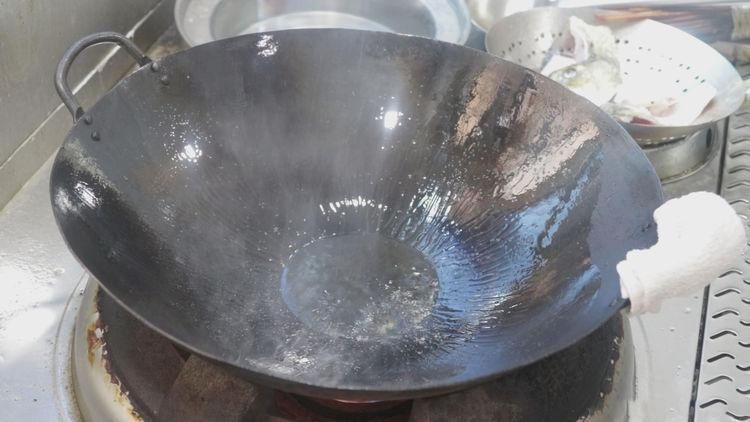 鲜辣|大厨分享线椒焖鲤鱼的经典做法,鲜辣开胃无腥味,好吃又下饭