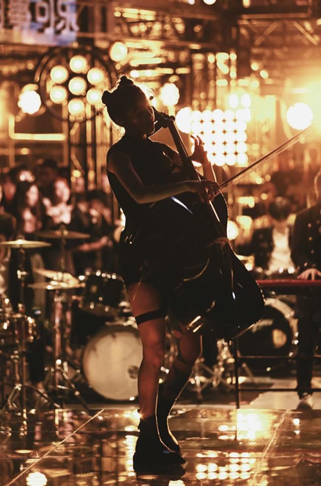  娜娜|欧阳娜娜穿旗袍怕撞衫，就在身上涂“蓝色染料”，哪知成全场最潮