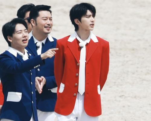 肚子|跑男换上马术服,节目组关10级瘦身滤镜后,蔡徐坤肚子太抢镜