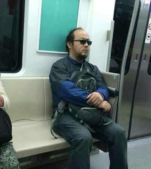  罕见|49岁窦唯罕见现身餐厅大变样, 头已半秃戴老花镜, 孤独等上菜