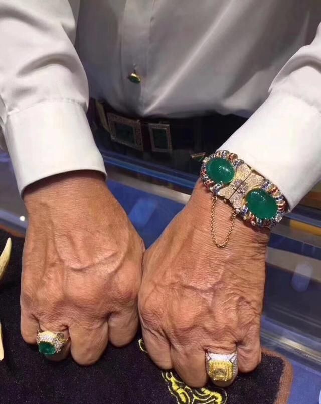  量身定制|年过古稀的老人，打扮起来更让人大开眼界，珠宝穿戴成吸睛的焦点