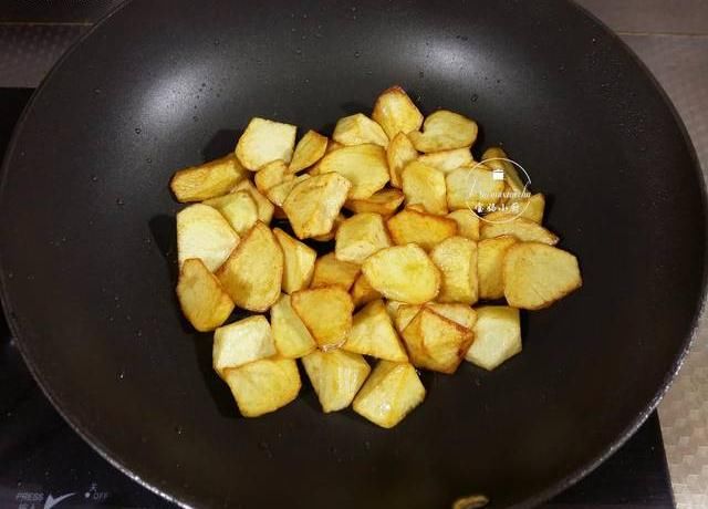  好吃|不起眼的土豆，我就爱用此食材烧，小窍门一用，香得给肉都不换