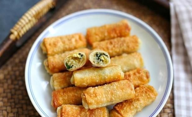  吃法|饺子皮新吃法，卷一卷煎3分钟，又脆又香，我家最近早餐离不开它