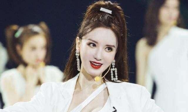  环球小姐|曾是环球小姐,白富美入圈拼命拍戏致流产,嫁富商老公却难当阔太包都不能买?