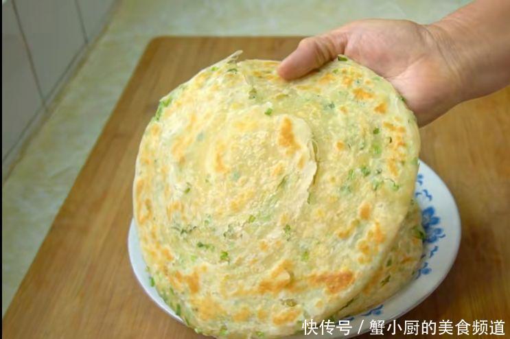 酥脆|幺妹多年的烙饼经验,多放一种食材,酥脆又松软,手一捏直掉渣
