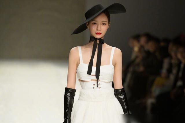  王者|《浪姐》五公阿朵王者归来，同沈梦辰演绎《玫瑰少年》，会赢吗？