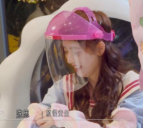 表情|被闺蜜送了“奇葩礼物”，当鞠婧祎戴上头盔那一刻，表情都懒得装