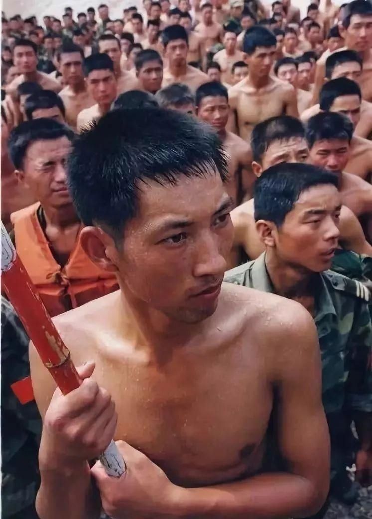 官兵|【青分享】多支部队的7000余名官兵正在第一线参加抗洪抢险任务