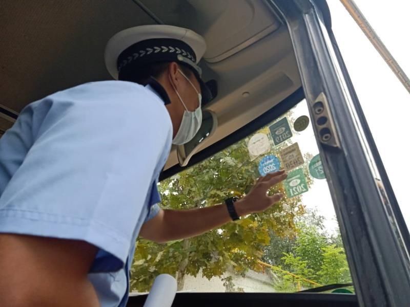  交警|栾城交警开展节前送交通安全“礼包”活动