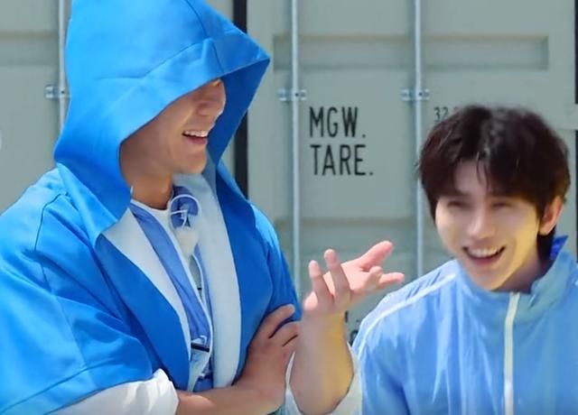  瞬间都不羡慕|郑恺与00后飞行嘉宾一组，得知原因后，跑男家族瞬间不羡慕了