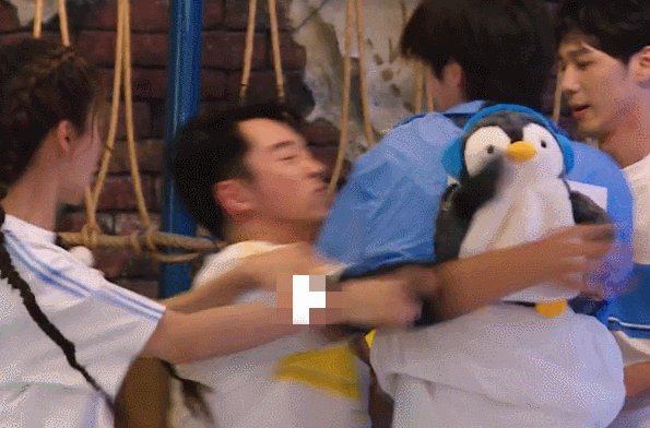  与众不同|大家一起撕名牌，别人的名牌露在外边，只有蔡徐坤的与众不同