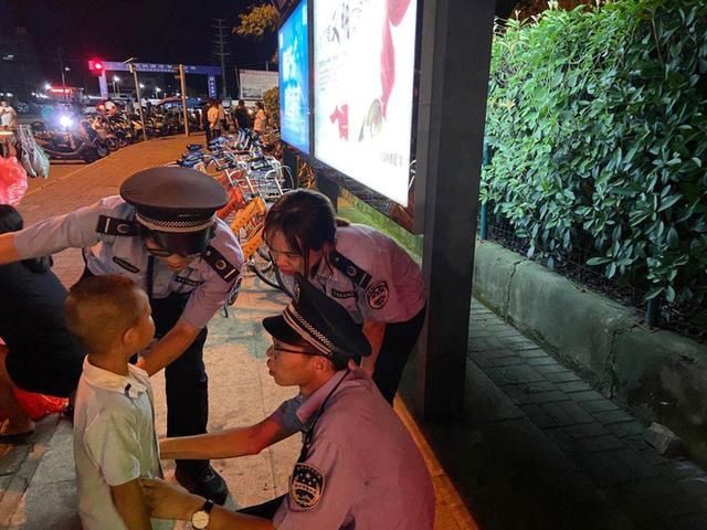  小男孩|点赞！玉环城管帮助走失小孩找到家属