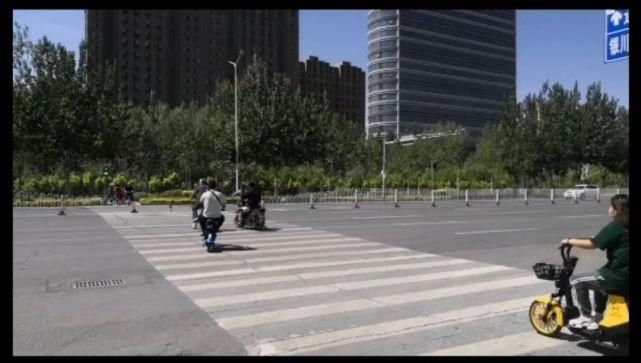过街|新鲜丨在银川，行人过街可“自助”控制信号灯