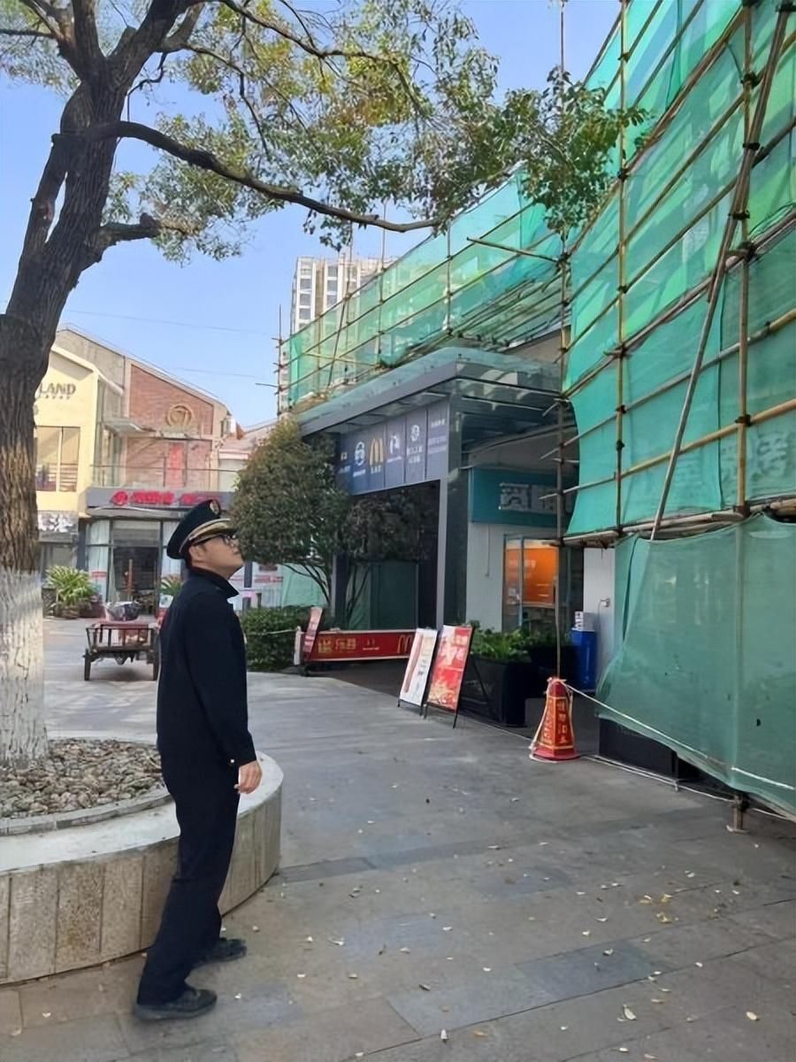 商业广场惊现玻璃连廊，彭浦拆除178平方米违建连廊