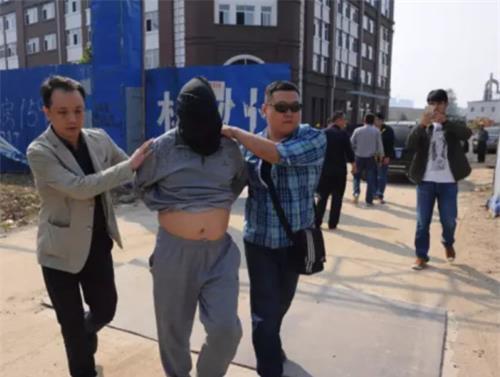 妻生|他逃亡16年,娶4妻生12个儿女,被捕时,已打拼出亿万身家