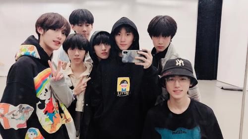  更换|时代少年团为躲私生，更换住所和训练场地，竟被5元给“出卖”了