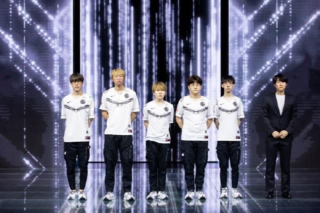  iG|iG教练Chris下巴摔伤，粉丝调侃：能bp就行，滑板鞋卢锡安锁了？