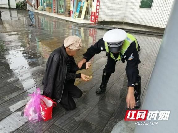 杨胜正|老人不知缘由雨中长跪 吉首交警扶起陪在身旁