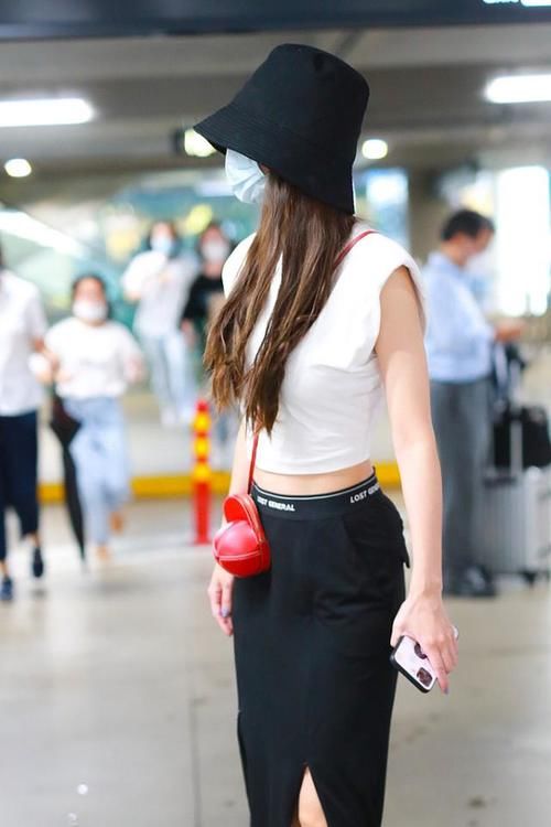  造型|杨颖好懂色彩搭配，黑白装简约低调，配个红色小包气质瞬间变高级