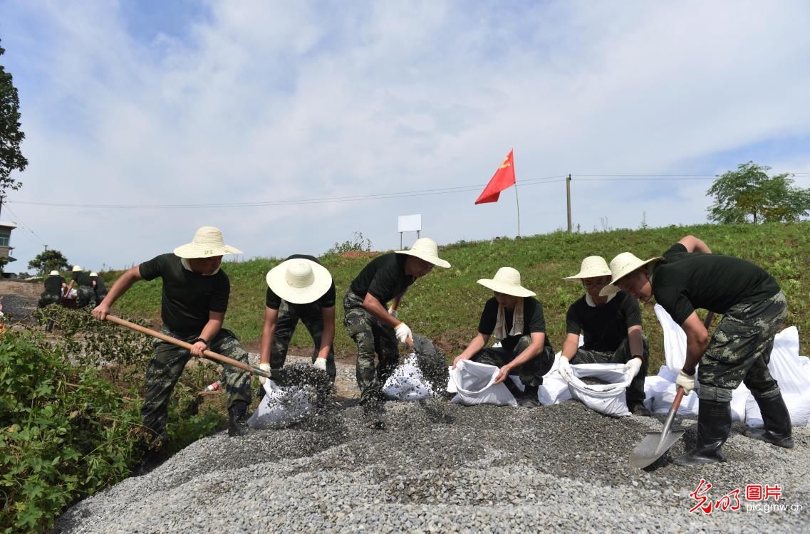 武警|安徽武警：战高温 固堤坝