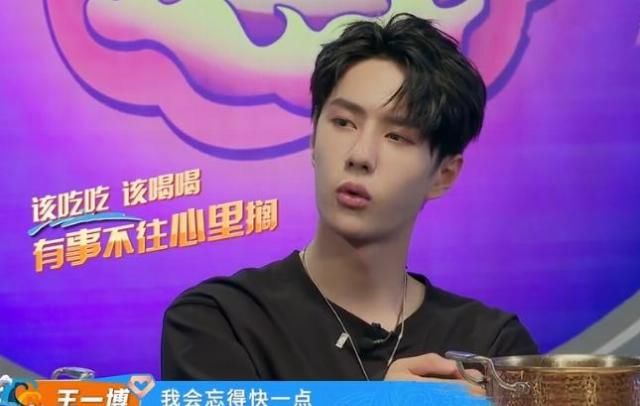  肖战|王一博录制《街舞》，全网注意力都在他的脚上，这是穿肖战的吧？