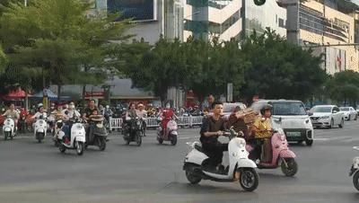 电驴|闯红灯、逆行、不按车道行驶…这些骑电驴的被交警曝光,有你吗?