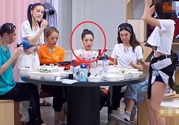 回应|《姐姐》蓝盈莹被边缘化?吃火锅要站起来,跳舞也无人回应