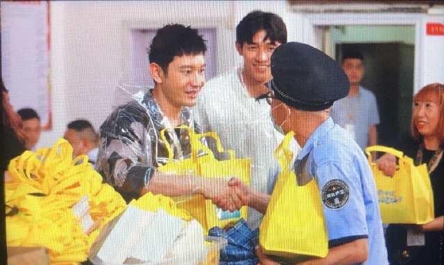  黄晓明|《中餐厅》给武汉抗洪前线送爱心餐，黄晓明做的红烧肉被赞好吃