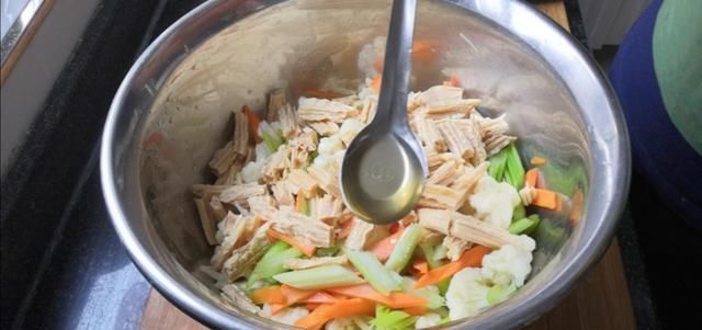  做好|菜花芹菜腐竹胡萝卜简单一拌，素什锦就做好了，好吃的下酒小凉菜