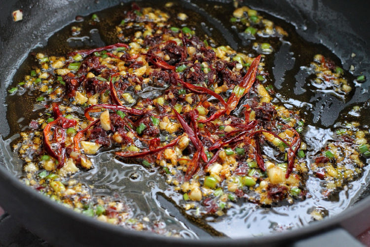  豆瓣酱|土豆这样做最爽口，两块钱炒一盘，酸辣开胃真过瘾，拌米饭吃两碗