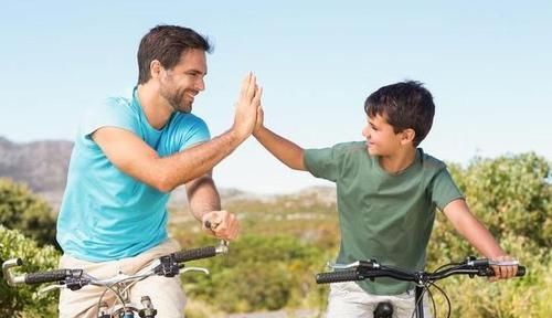  爸爸|爸爸睡觉太香甜，宝宝饿了1小时，又踹又打，最后使出绝招才叫醒