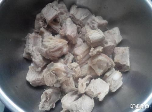  去除|首先在给排骨焯水之前，排骨就会变得又腥又柴，才知道，焯水煮至水开之后