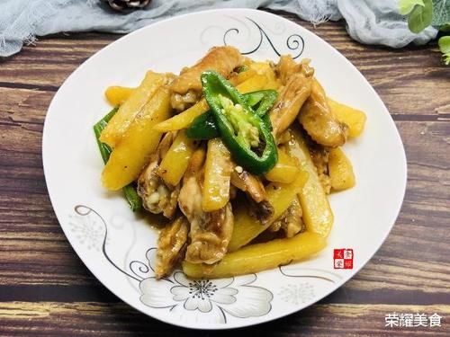  香嫩|原来鸡翅还可以这样做，小孩爱吃下饭没压力，香嫩美味和土豆最配