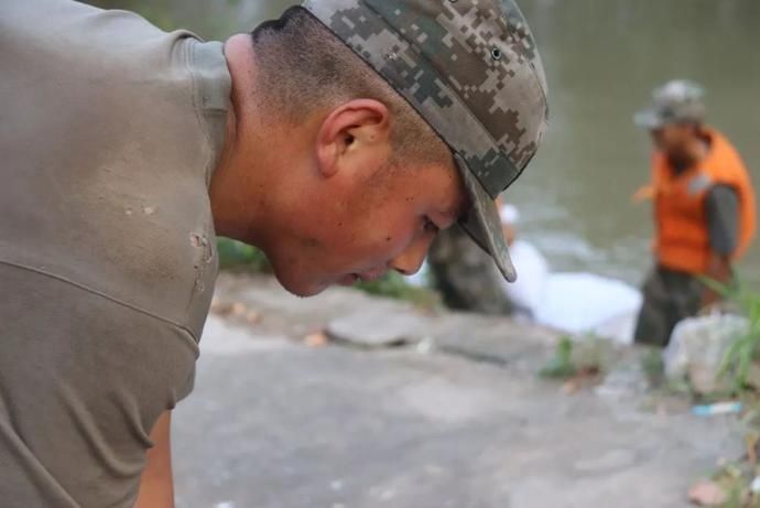  勇士|这，就是抗洪勇士们的肩膀，坚如铁、硬如钢！