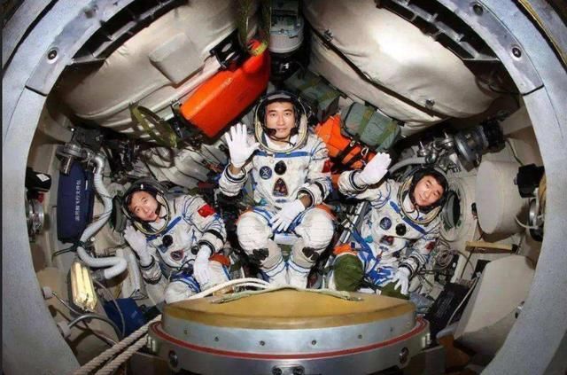  衣服|全世界最昂贵的衣服，内部堪比小型飞船，美国只有4套