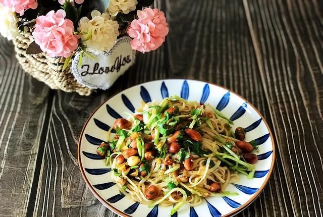 老少|炎热的夏天来上一碗凉拌面,清爽不油腻,老少都爱吃