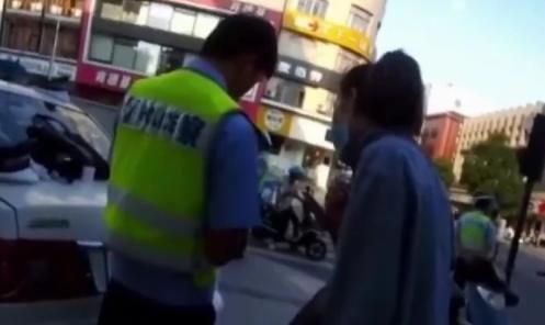 违规|愣住了!女子骑车违规带人被拦 交警罚款时看到她的名字直接愣住了