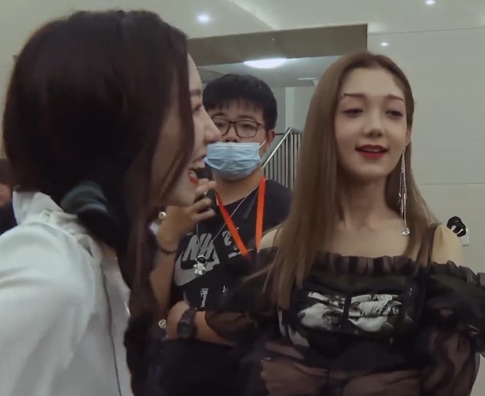  希林娜|孟美岐和希林娜依高后台“互吹”刘些宁忧心，陈卓璇笑笑不理会