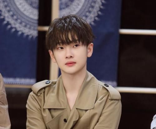  R1SE|同是“门面担当”，火箭少女有杨超越，R1SE有周震南，硬糖少女呢？