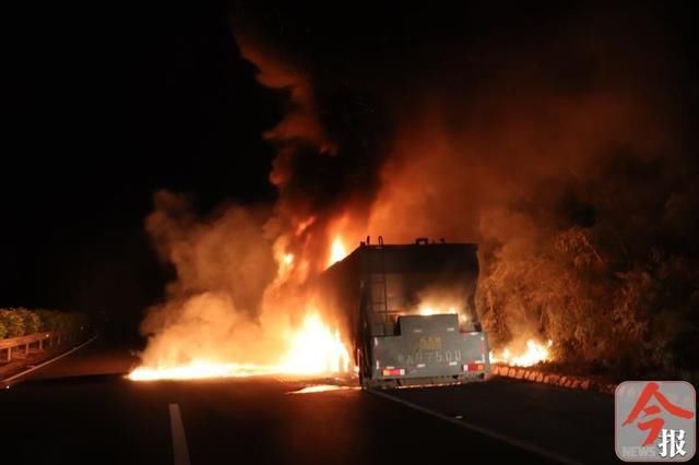  车上|北环高速上特种作业车突起大火，车上沥青也烧起来了