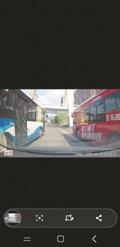  驾驶|连跨多车道 公交加塞逼停小车