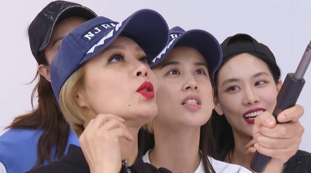  张艺兴|宁静团连线请教张艺兴，而张艺兴看手机的方式成了“亮点”