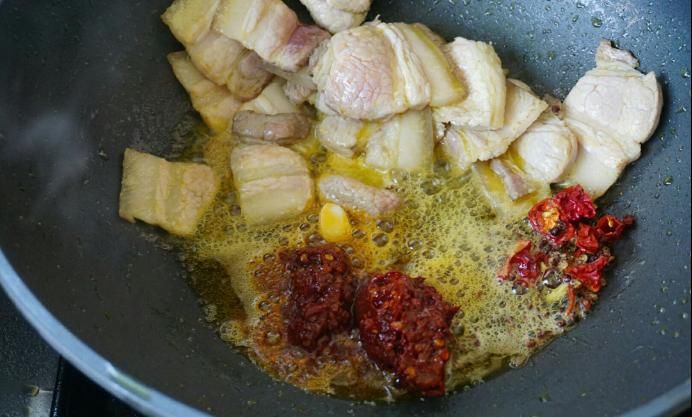  五花肉|干锅土豆片很多人一直做错，厨师长：掌握几个诀窍，比吃肉还香