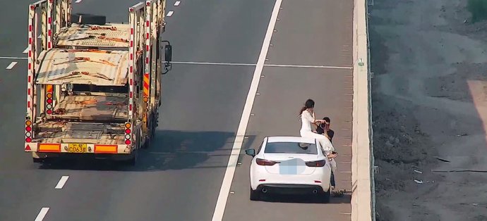 车辆|【提示】七夕节在高速路上拍婚纱照？