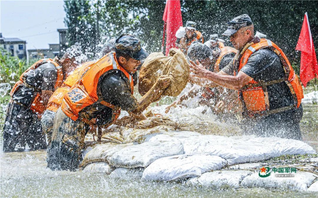 垒土|扛沙袋、垒土石、填缺口……向抗洪勇士致敬！