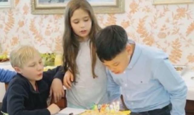  颜值|泰国小王子15岁就有女友，德国混血小美女颜值超高，王子一脸讨好