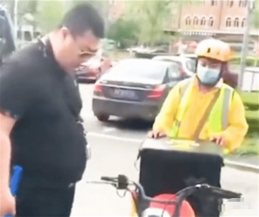  车主|外卖小哥撞坏300万宾利，车主掏出一根铁棍，结局温暖人心